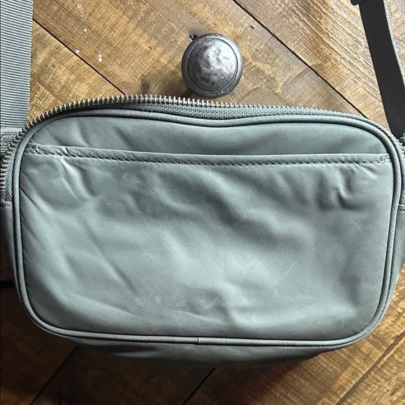 Lululemon Crossbody Camera Bag 2L - Picture 5 of 6
